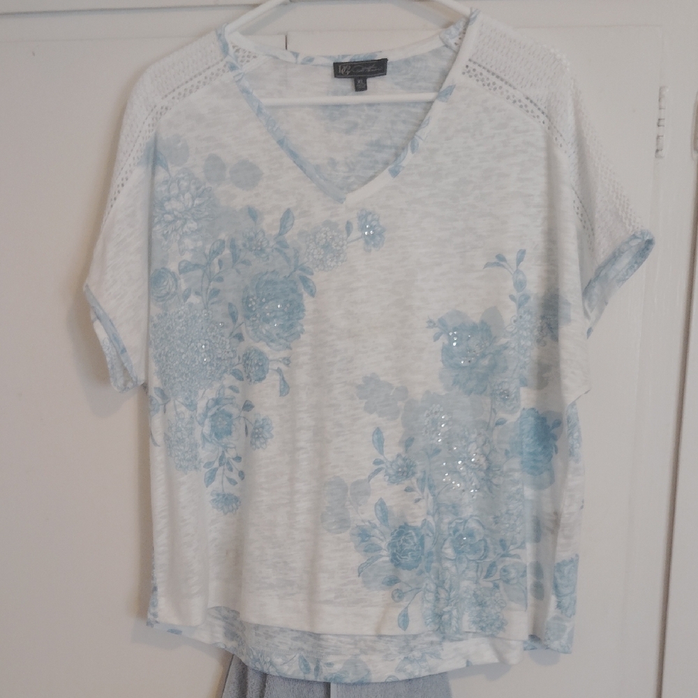 DG2 by Diane Gilman Blue Floral V-Neck Top